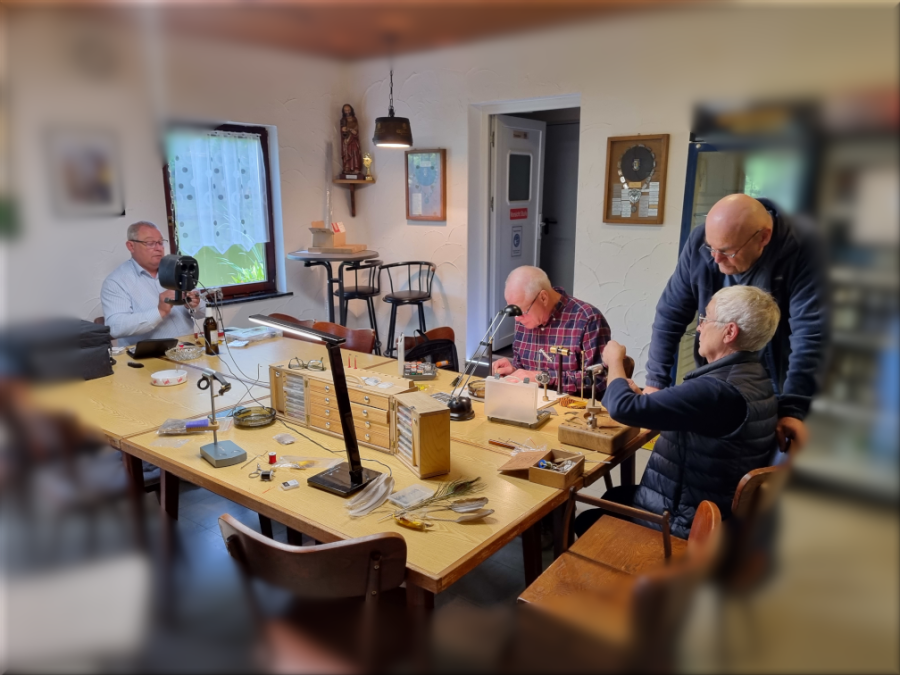 fliegenfischer.png fliegenfischer.png